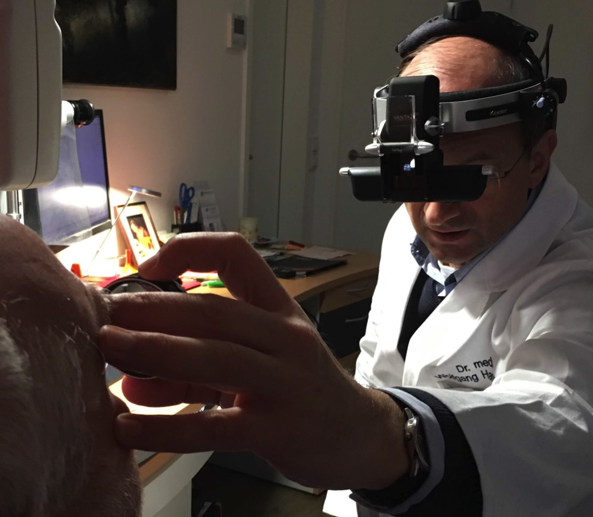 Untersuchung mit dem Kopfophthalmoskop